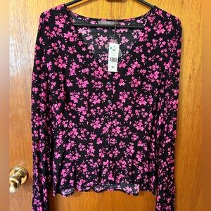 Brand New Suzy Shier floral blouse